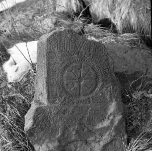 Gedenkstein mit Inschrift und Mühlenemblem. Bezeichnet 1858. Vorderansicht. Altenberg-Schellerhau, Schellermühlenweg