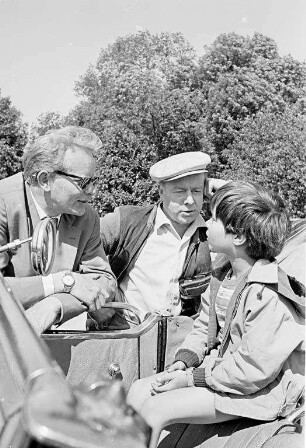 Dreharbeiten mit Heinz Rühmann und Oliver Grimm an der Autobahn Karlsruhe/Baden-Baden für den Film "Wenn der Vater mit dem Sohne ..."