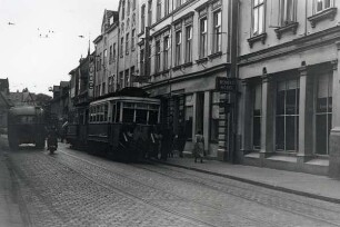 Straßenbahn in Detmold 1: Straßenbahn auf der Hornschen Straße 2: Straßenbahn auf der Hornschen Straße - Höhe Leopoldinum 3: Mit Blumen geschmückte Straßenbahn Nr. 29 nach Horn, in der Neustadt 4: Frauen stehen gemeinsam am Eingang Büchenberg
