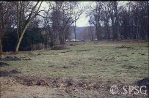Potsdam, Park Sacrow, Sondierungsgrabung nach dem Wegeverlauf im Rondell beim Schloss (Blickrichtung Jägerhofsicht).