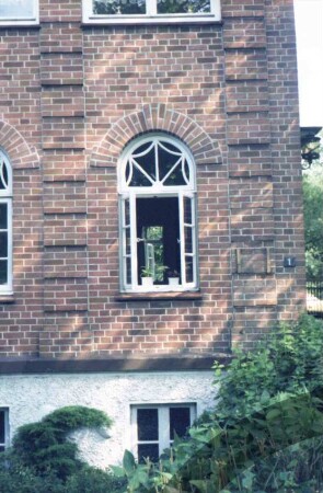 Kurparkallee 1: Stadtvilla: Teilansicht: Sprossenfenster mit halbrundem Oberlicht