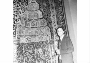 Aufstellung des Museums für Islamische Kunst im Pergamonmuseum, Volkmar Enderlein vor der Gebetsnische im Seldschuken-Saal (Raum 13)