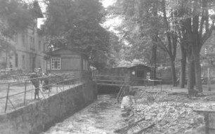 Dresden-Neustadt, Radeberger Straße 100. Gasthof Heidemühle. Ansicht von Südost über die Prießnitz (nach dem Hochwasser) mit Brücke zum Biergarten und zur Eingangsseite