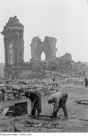 Trümmerbeseitigung vor der Ruine der Frauenkirche