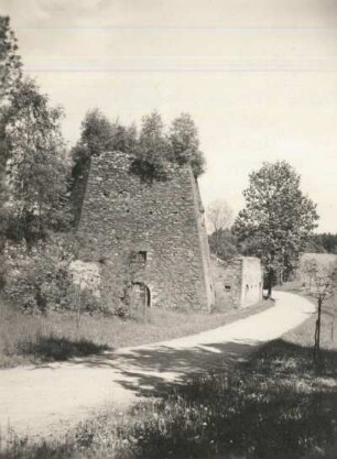 Ehemaliger Kalkofen des Maximilianschachtes : Maxen ( Kreis Pirna ), ehemaliger Kalkofen des Maximilianschachtes am Weg der Winterleite