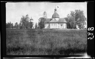 2 kleine Holzkirchen im byzantinischen Baustil im Feld