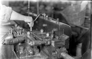 Radebeul-Kötzschenbroda. Elektroarmaturenwerk JWH. Werkzeugschlosserei. Gewindewalzmaschine. Teilansicht