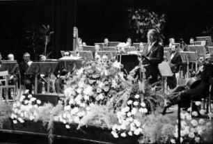 Freiburg: Stadttheater [Ansprache Oberbürgermeister Dr. Keidel; im Hintergrund Orchester]