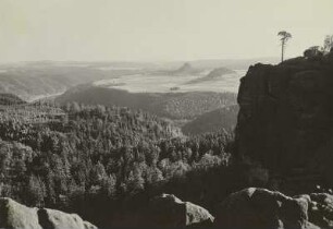 Elbsandsteingebirge. Blick vom Reitsteig nach Süden in das Elbtal. Im Mittelgrund Zirkelstein und Kaiserkrone