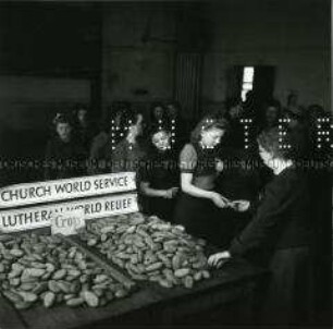 Brotspenden internationaler kirchlicher Hilfsorganisationen werden verteilt