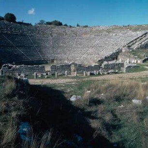 Theater, Dodona : Dodona, Zeus-Heiligtum. Blick in die steile Cávea des Theaters, 3. Jh. v. Chr. 15.000 Plätze, Höhe 24 m, (Durchmesser) 19 m