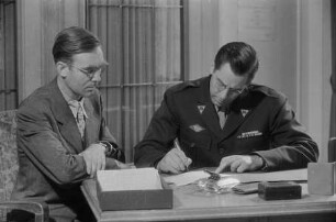 Der Direktor des Central Collecting Point Marburg Francis W. Bilodeau und sein Assistent Dr. Joachim Steinbacher