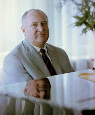 Portraitaufnahme des Dirigenten Franz Konwitschny am Flügel