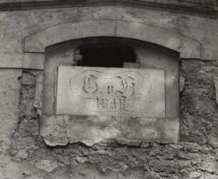 Tafel mit Monogramm und Erbauungsjahr