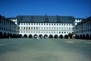 Schloss der dreiflügeligen Anlage mit Arkadengängen