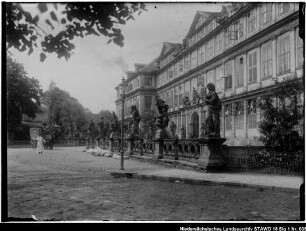 Schloss, Ostfassade mit Portal und Brücke (älterer Positivabzug vorhanden) Enthält: Platte 7