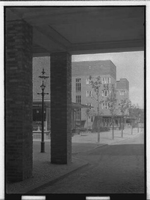 Baublock Helmholtzstr., Bunsenstr. Nr. 3 : [Nahaufnahme mit Ladenzeile]