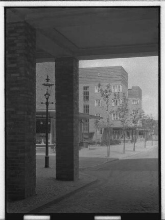 Baublock Helmholtzstr., Bunsenstr. Nr. 3 : [Nahaufnahme mit Ladenzeile]