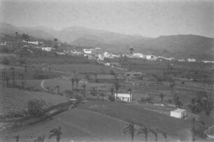 Stadtbild : Blick zu den Häusern der Gemeinde Santa Brígida auf Gran Canaria.