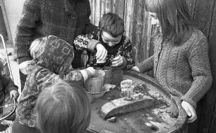 Spiel der Kinder mit Sand.