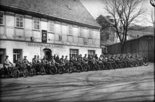 Motorradstaffel des NSKK an der Gaststätte 6 Linden : re. v. Gasthaus - Busgarage
