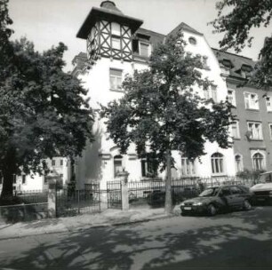 Dresden-Trachau, Wilder-Mann-Straße 15/Cottbuser Straße 19. Doppelwohnhaus. Um 1895. Straßenansicht mit Einfriedung (Wilder-Mann-Straße)