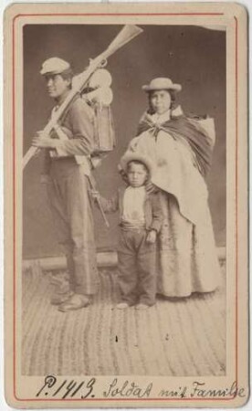 Peruanischer Soldat mit Frau und Kind