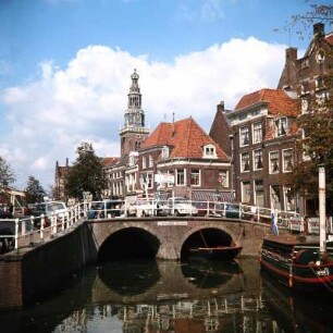 Alkmaar, Fischmarkt : Holland. Alkmaar. Fischmarkt an der gewölbten Steinbrücke. Im Hintergrund Altstadt mit Rathaus
