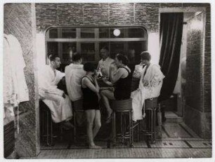 Die Bar im Schwimmbad auf dem Schnelldampfer "Bremen"