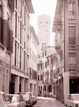 Treviso: Gasse und Turm des Palazzo dei Trecento