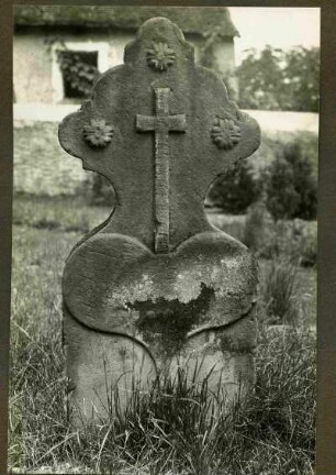alter Friedhof. Grabkreuz