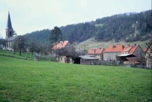 Ortsansicht mit Kirche am Hang
