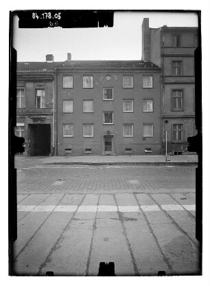 Potsdam, Wilhelm-Pieck-Straße (Charlottenstraße) 60. Wohnhaus. Straßenfront