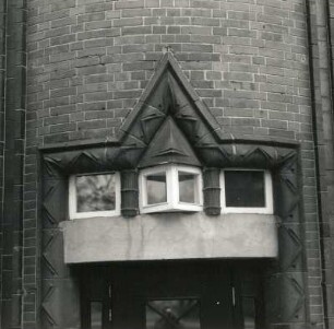 Calau, Karl-Marx-Straße 130. Verwaltungsgebäude (Polizeibehörde, sogenanntes Kreishaus. 1924/1926; Thiede). Hauptportal (Abschluß)