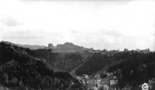 Bad Schandau, Alfred-Grafe-Weg. Wohnhäuser. Blick nach Ostsüdost über das Kirnitzschtal gegen die Schrammsteine und Ostrau