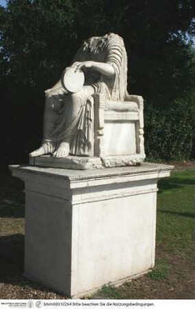 Sitzende weibliche Statue mit Tambourin