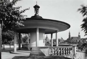 Pavillon mit Glockenspiel : Glockenspielpavillon (1936; K. P. Andrae) am Japanischen Palais mit Blick gegen die Altstadt