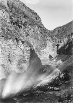 Gebirgslandschaft : Fluss durch eine Gebirgslandschaft.