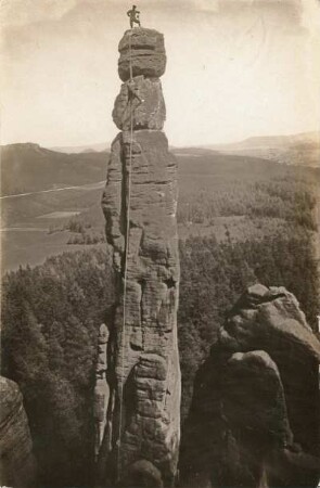 Elbsandsteingebirge. Barbarine am Pfaffenstein. Kletterei am Kopf beim Abseilen