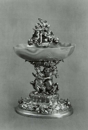 Schale mit Figuren
