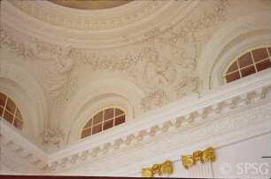Berlin, Schloss Charlottenburg, Altes Schloss, Treppenhaus, R. 113 / R. 208, Blick über das Gesims zum Deckengewölbe mit Lünetten, Herme, Putten und Girlande.
