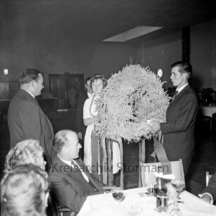 Landjugendgruppe Bad Oldesloe: Oldesloer Hof: Erntedankfest: Bürgermeister Hermann Barth erhält eine geschmückte Erntekrone