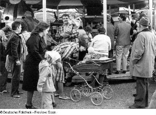 Dresden-Altstadt, Fucikplatz. Rummel. Menschen vor einem Kinderkarussell