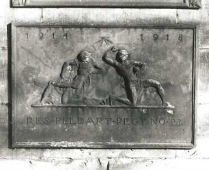 Denkmalsanlage für die Gefallenen des 1. Weltkrieges : Dresden-Neustadt, Kannenhenkelweg. Nordfriedhof (Garnisonsfriedhof). Denkmalsanlage für die Gefallenen des 1. Weltkrieges (ab 1918). Gedenkplatte für die Gefallenen des Reserve-Feldartillerie-Regiments Nummer 2