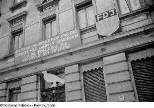 Sichtwerbung für das IV. Parlament der FDJ an einem Haus