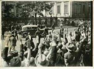 Der Wagen Adolf Hitlers in der Wilhelmstraße nach dem Empfang in der Reichskanzlei