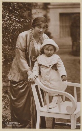Postkarte mit Prinzessin August Wilhelm mit ihrem Sohn
