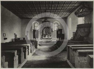 Saal der katholischen Kirche St. Michael in Giehren zum Altar