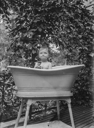 Friederike Apel : Die Tochter der Fotografin in einer Badewanne sitzend