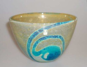 Schale mit blauen Spiralmustern